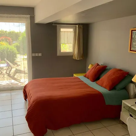 D'hotes Les Lavandins Bed & Breakfast